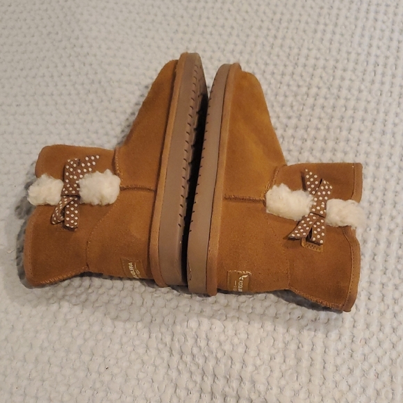 Koolaburra Kids Boots in Tan (29) - Picture 5 of 7